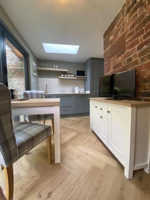 Stay In A Castle! Unique & Luxurious Historical Apartment, Self Contained, Free Parking & Wi-Fi Chester Exteriör bild