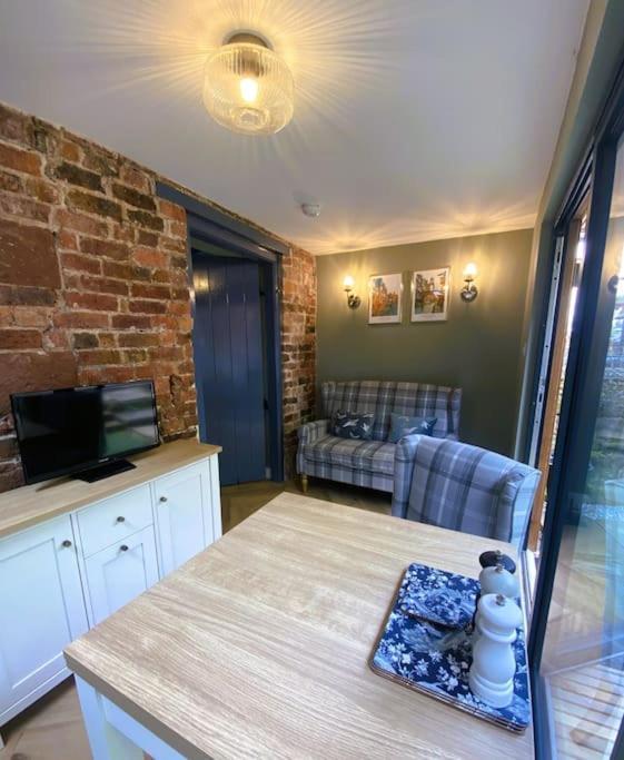 Stay In A Castle! Unique & Luxurious Historical Apartment, Self Contained, Free Parking & Wi-Fi Chester Exteriör bild
