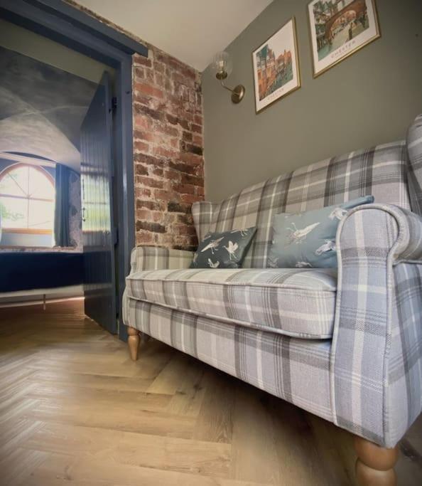 Stay In A Castle! Unique & Luxurious Historical Apartment, Self Contained, Free Parking & Wi-Fi Chester Exteriör bild