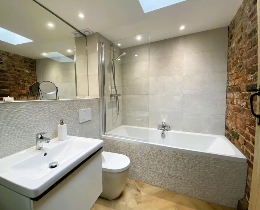Stay In A Castle! Unique & Luxurious Historical Apartment, Self Contained, Free Parking & Wi-Fi Chester Exteriör bild